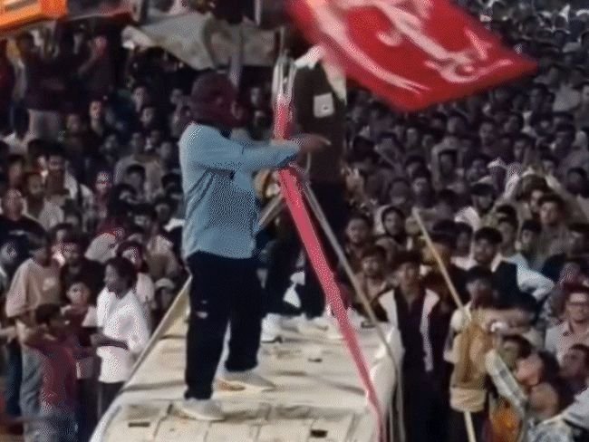 मोहर्रमच्या मिरवणुकीत हल्ल्याचे प्रदर्शन:उज्जैनच्या बडनगरमध्ये क्रेनवर व्हॅन लटकवली आणि स्फोटाने उडवून दिली, लिहिले- 'ले फिर आ गए'