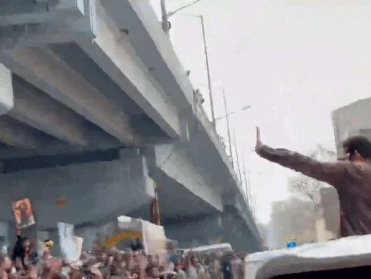 ज्यु. NTRच्या चाहत्यांची रुग्णालयात तोडफोड:उद्घाटनासाठी आलेल्या अभिनेत्याला पाहण्यासाठी गर्दी, गोंधळ निर्माण झाला, पोलिसांनी लाठीचार्ज केला