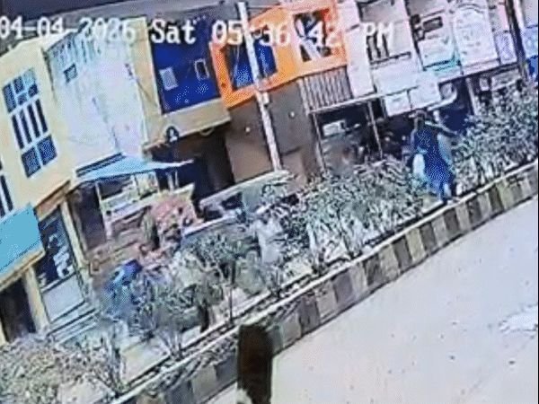 एमपीच्या कोतमामध्ये तीन मजली लॉज कोसळला, 2 मृत्यू:3 लोक गंभीर, अनेक लोक ढिगाऱ्याखाली दबले, बचावकार्य सुरू