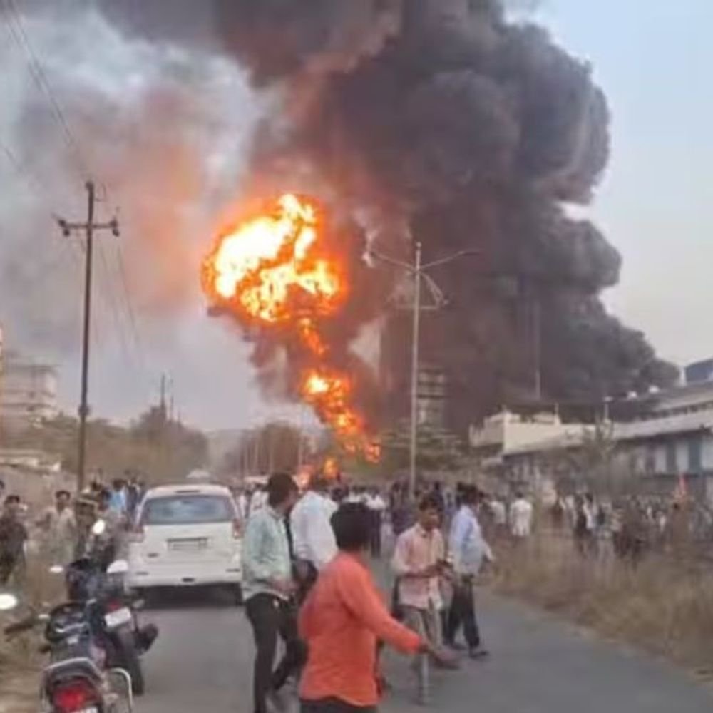 अंबरनाथ एमआयडीसी भीषण स्फोटांनी हादरली!:केमिकल कंपनीत आगीचे तांडव, तीन कारखाने विळख्यात; कामगारांची धावाधाव