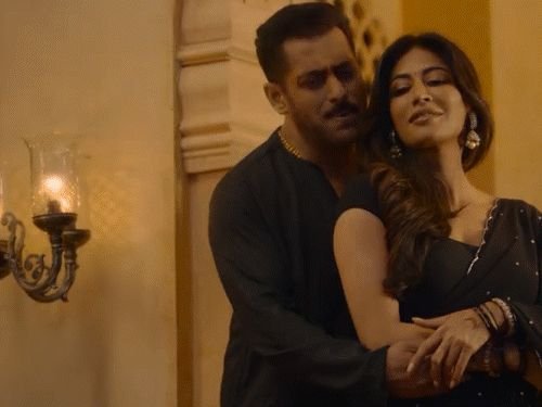 मातृभूमी चित्रपटातील गाणे 'चांद देख लेना' प्रदर्शित:गाण्यात सलमान खान आणि चित्रांगदा सिंग यांच्यात भावनिक प्रेमकथा दिसली