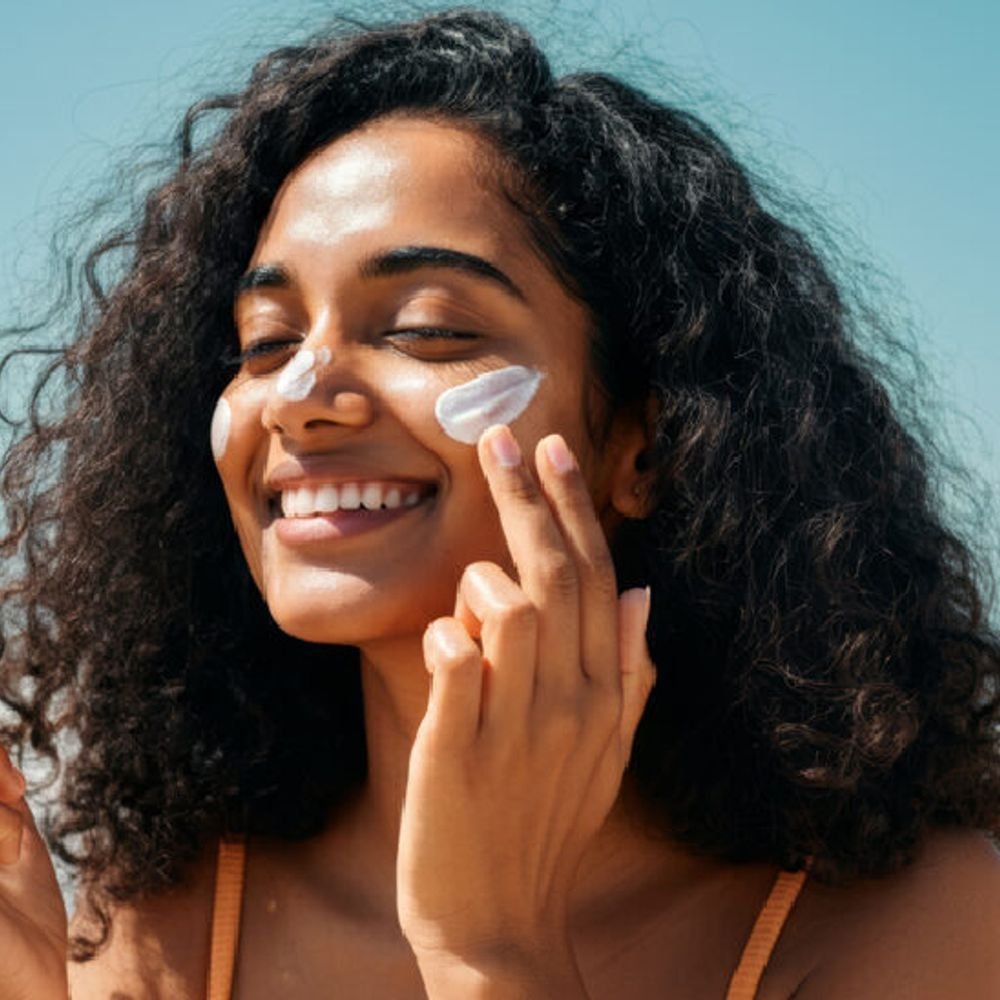 स्क्रीनसमोर काम केल्याने त्वचेवर वाईट परिणाम:डिजिटल एजिंग; रोज 8 तास स्क्रीनवर असाल तर स्किनकेअर रूटीनमध्ये वापरा 5 उत्पादने