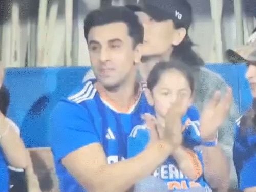 भारत-इंग्लंडचा T20 सामना पाहण्यासाठी पोहोचले सेलेब्स:रणबीर-आलिया मुलगी राहासोबत दिसले; वानखेडे स्टेडियममध्ये वरुण धवन आणि अनिल कपूरही दिसले