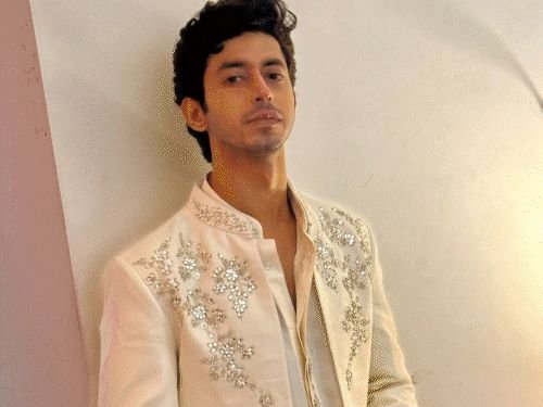 मोनाने गौरवला ‘धुरंधर’चे स्पॉयलर देण्यापासून रोखले:शूटिंगच्या सेटवर समजावले की चित्रपट प्रदर्शित होण्यापूर्वी माहिती शेअर करणे चुकीचे आहे