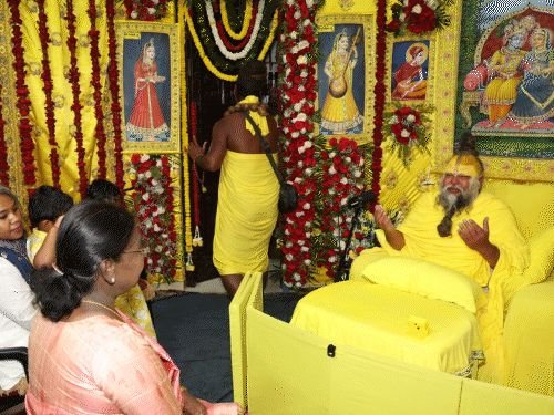 राष्ट्रपती मुर्मू यांनी संत प्रेमानंद यांची घेतली भेट:पावसात कुटुंबासोबत पोहोचल्या, संतांनी राधे-राधे म्हणून अभिवादन केले