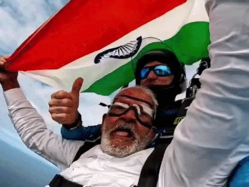 80 वर्षीय वृद्धाची 18 हजार फुटांवरून स्काय डायव्हिंग, व्हिडिओ:ऑस्ट्रेलियात हातात तिरंगा घेऊन उडी मारली; म्हणाले- आम्ही हरियाणवी, कोणालाही घाबरत नाही