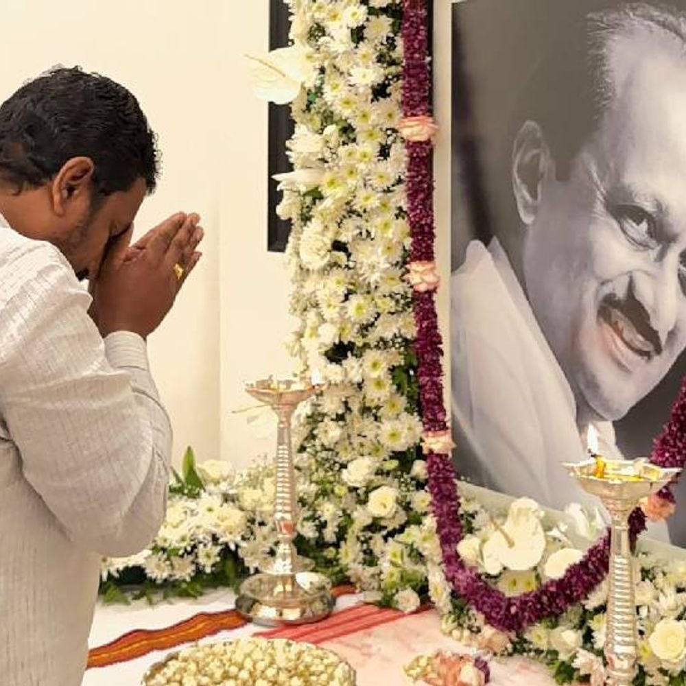 आमदारकीच्या शेवटच्या दिवशी अमोल मिटकरी भावूक:अखेरचा दिवस, मिटकरी देवगिरी बंगल्यावर; सोशल मीडियावरील पोस्ट व्हायरल