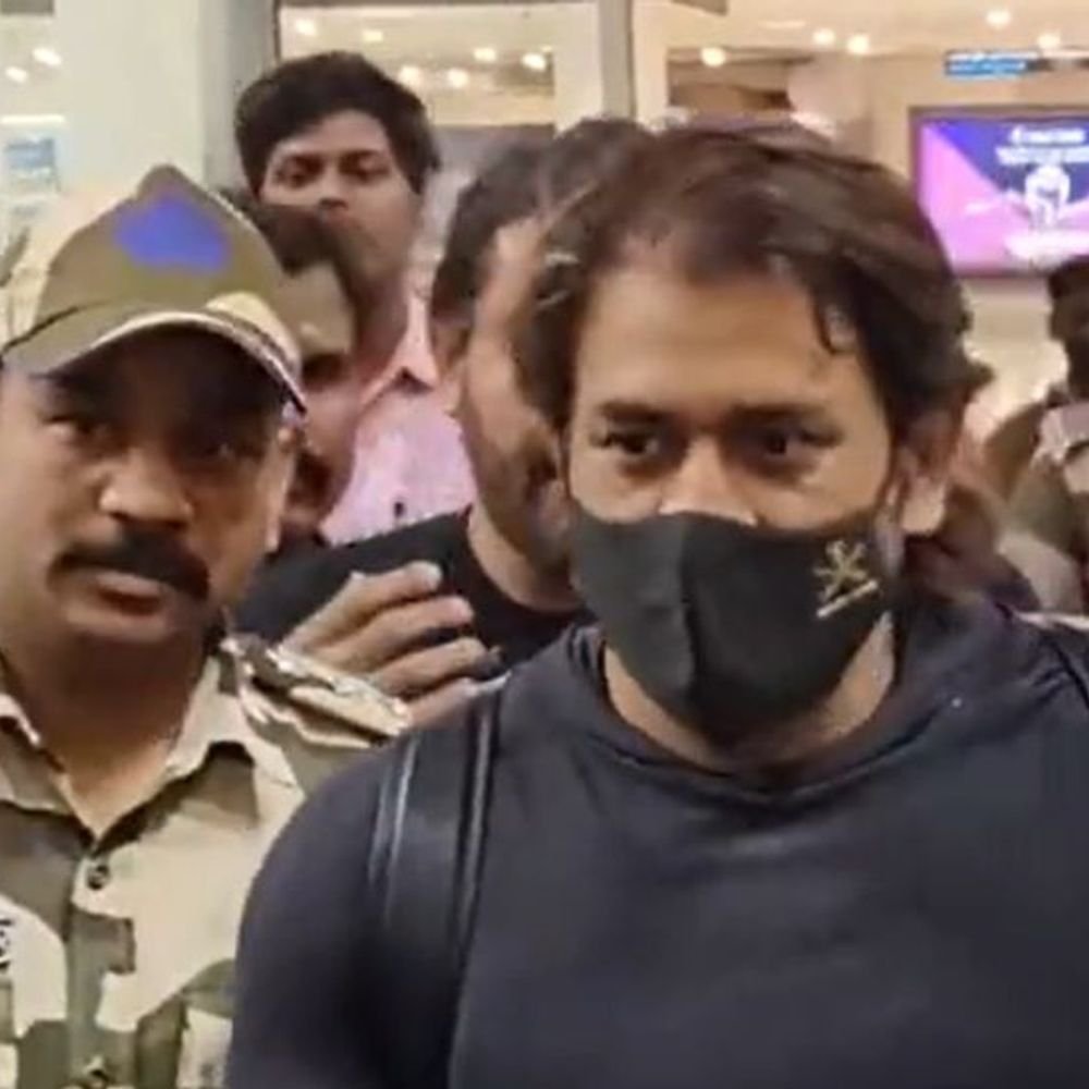 धोनी चेन्नई विमानतळावर दिसला, आजपासून IPL सराव सुरू:विश्वचषकानंतर सॅमसनही सामील होईल; सीएसकेची नवीन जर्सीही प्रदर्शित