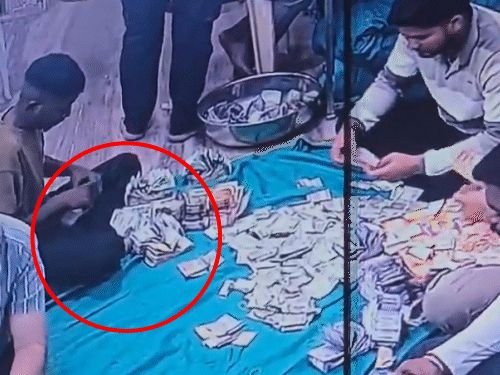 गुजरातच्या अंबाजी मंदिरातही देणगीची चोरी:2 महिन्यांपूर्वीचा सीसीटीव्ही व्हायरल झाला, तीन कर्मचाऱ्यांच्या संगनमताने झाली होती चोरी