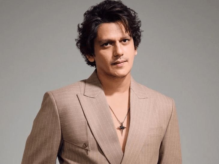 विजय वर्माने नवीन रिलेशनशिपचे संकेत दिले:व्हॅलेंटाईन डेला मिस्ट्री गर्लचा हात धरलेला दिसला, प्रँक होता; काही महिन्यांपूर्वी तमन्नासोबत ब्रेकअप