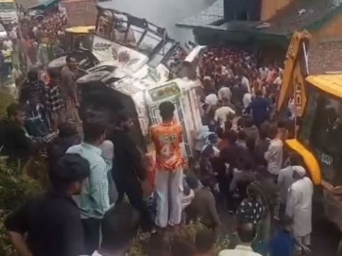 हिमाचलमध्ये प्रवाशांनी भरलेली बस पलटली, 7 जणांचा मृत्यू:50 मीटर खाली दुसऱ्या रस्त्यावर कोसळली, आत अडकलेले लोक एकमेकांवर पडले