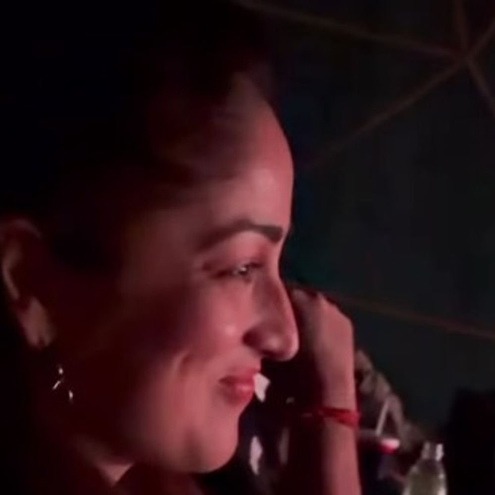 चेहरा लपवून थिएटरमध्ये पोहोचली अभिनेत्री यामी गौतम:बहीण सुरीलीसोबत 'धुरंधर 2' पाहिला; आपली कॅमिओ भूमिका पाहून लाजली