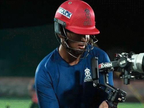 IPL ची प्रॅक्टिस सोडून वैभवने कॅमेरा हाती घेतला:म्हणाला- आपल्या हिरोला बघा, थोडा वेळ शूटिंग केली, नंतर म्हणाला- क्रिकेटच ठीक आहे