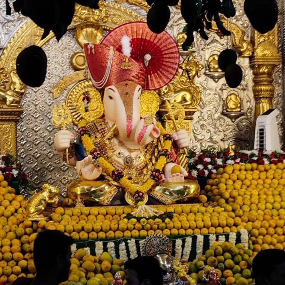 दगडूशेठ गणपतीला अक्षय्यतृतीयेनिमित्त 11 हजार आंब्यांचा महाभोग:भाविकांनी पहाटेपासून दर्शनासाठी रांगा लावल्या