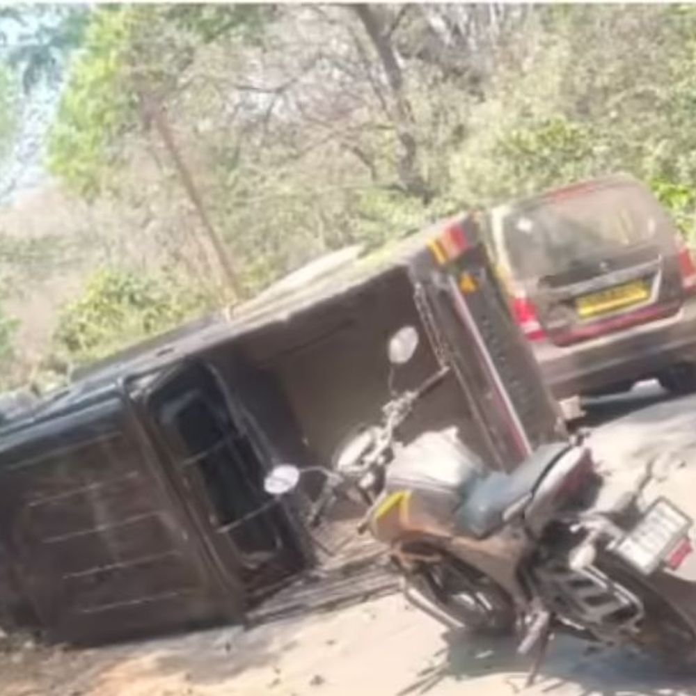 वाहनावरील नियंत्रण सुटल्याने भीषण अपघात:15 कामगारांना घेऊन जाणारा टेम्पो उलटला, एकाचा जागीच मृत्यू; रायगडमधील घटना