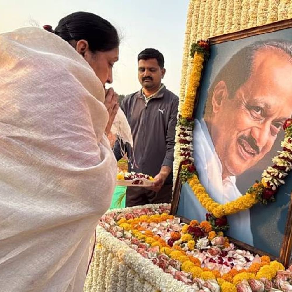 अजित पवार नाहीत, शरद पवारही अनुपस्थित; मतदानावेळी सुनेत्रा पवार भावूक:पोटनिवडणुकीत भावनिक क्षण; डोळ्यात अश्रू