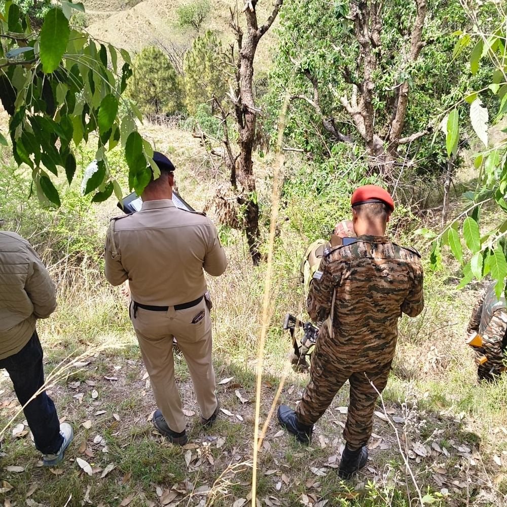 चंबा येथे संशयास्पद पाकिस्तानी फुगा मिळाल्याने खळबळ:गुरे चारण्यासाठी गेलेल्या व्यक्तीने पाहिले; 'PIA' आणि उर्दूमध्ये लिहिलेल्या मजकुरामुळे यंत्रणा सतर्क