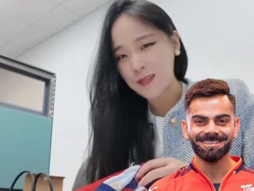 विराट कोहलीची जर्सी मिळाल्याने कोरियन कंटेंट क्रिएटर आनंदी झाली:RCB च्या जर्सीला चुंबन दिले, म्हणाली- मी कोरियन RCB फॅन आहे