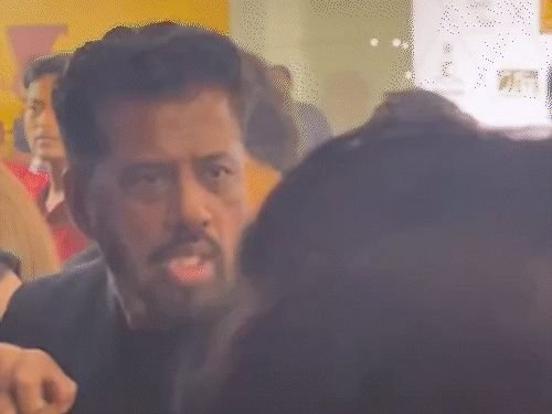 गोविंदाच्या बाउन्सरवर पॅपाराझीला धक्काबुक्की केल्याचा आरोप:कार्यक्रमात वाद; अभिनेत्याने स्वतः प्रकरण शांत केले, पाहा व्हिडिओ