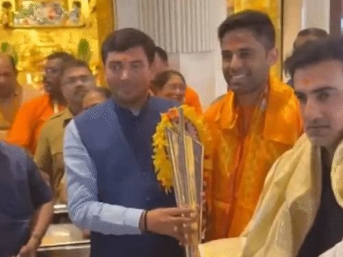 सूर्या-गंभीर वर्ल्डकप ट्रॉफी घेऊन सिद्धिविनायक मंदिरात पोहोचले:अभिषेक शर्माने वैष्णोदेवीचे दर्शन घेतले; हनुमान मंदिरात जाण्यावरून कीर्ती आझाद यांनी प्रश्न विचारला होता