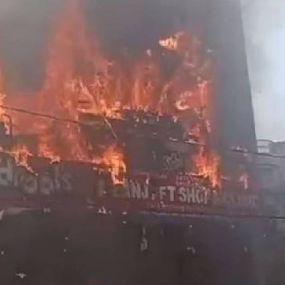 लखनऊ अग्निकांड:इमारत 10 वर्षांपूर्वीच पाडण्याचा आदेश होता; आता 15 बळी गेल्यानंतर पाडणार, एसआयटी 7 दिवसांत रिपोर्ट देणार