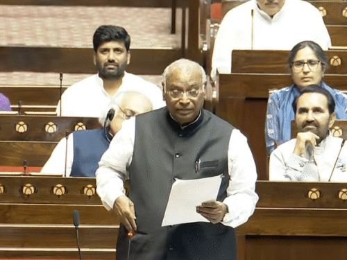 लोकसभेत विरोधकांकडून 'मोदी हटाव'च्या घोषणा:विरोधी पक्षांच्या खासदारांनी घेतली बैठक; मुख्य निवडणूक आयुक्तांविरुद्धही तयार केला प्रस्ताव