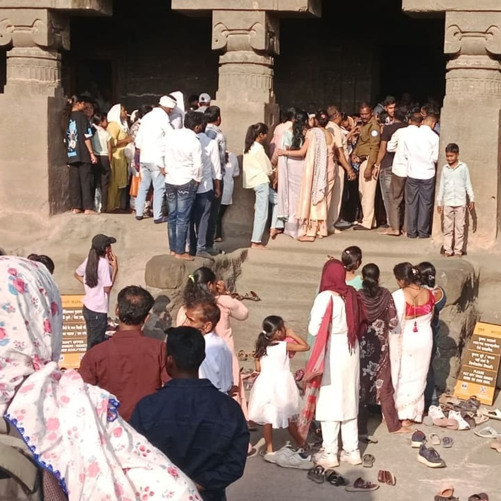 वेरूळच्या विश्वकर्मा लेणीत 'किरणोत्सव' सोहळा:सूर्यकिरणांनी उजळले भगवान बुद्धांचे मुखकमल, पाहा PHOTO