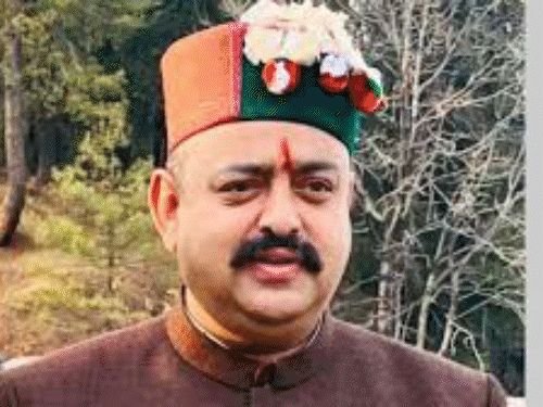 इस्त्रायल-इराण युद्धाचा परिणाम, हिमाचलमध्ये खतांचे संकट:युरियाचा मोठा तुटवडा, शेतकरी-बागवान रिकाम्या हाताने परतत आहेत, 3700 मेट्रिक टनची मागणी, 800 मेट्रिक टन मिळाले