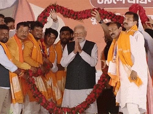 मोदी म्हणाले- TMC ने बंगालमधील बहिणींची फसवणूक केली:ममतांना बहिणी-मुली मोठ्या संख्येने खासदार व्हाव्यात असे वाटत नाही