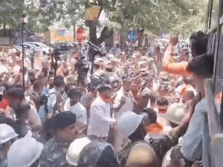 विद्यार्थ्यांवरील लाठीचार्ज विरोधात भाजपचा झारखंड बंद:ABVPचा विधानसभा घेराव सुरू; पोलिसांच्या व्हॅनपुढे बसले कार्यकर्ते, टायरही जाळले